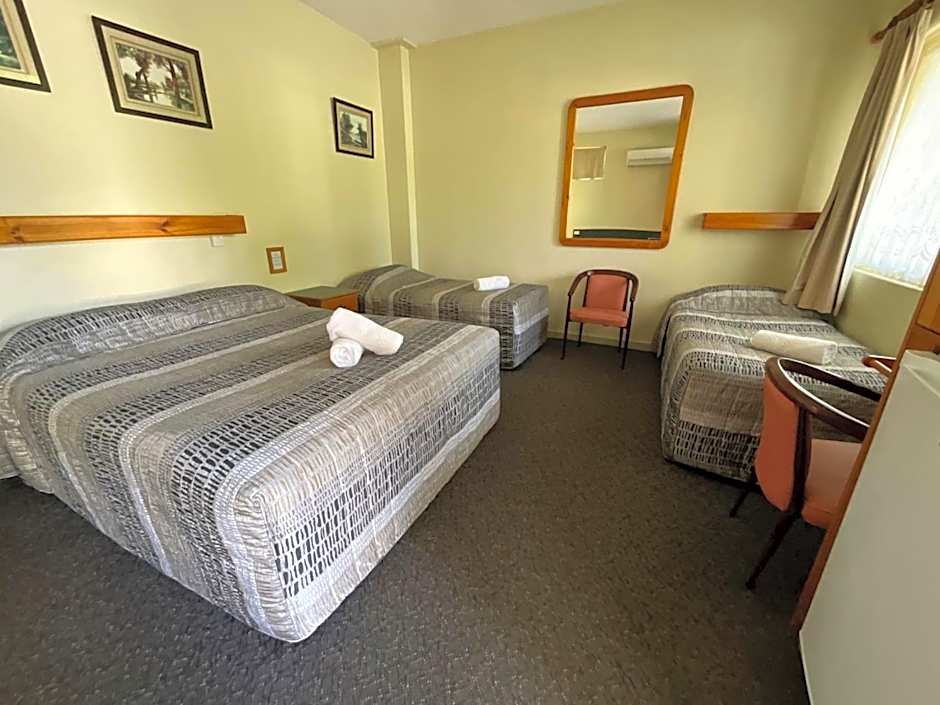 Bucketts Way Motel and Restaurant