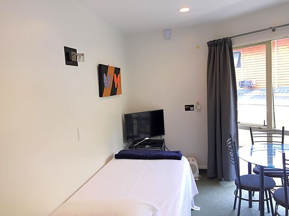 Baycourt Lakefront Motel