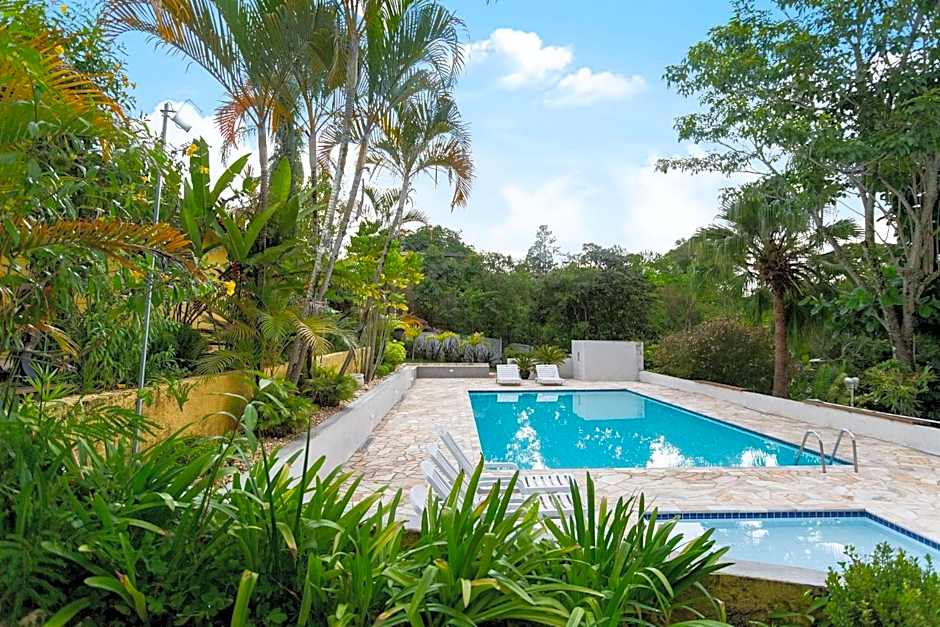Piscina, jardim, área gourmet e vista arborizada