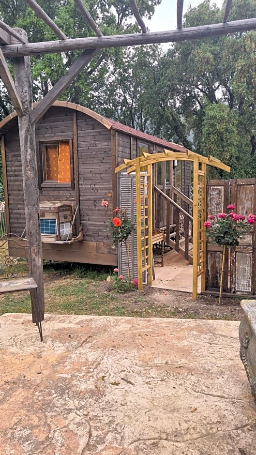 La roulotte au coeur du maquis