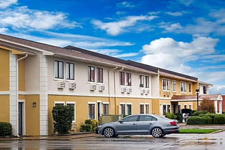 Super 8 by Wyndham Jonesboro