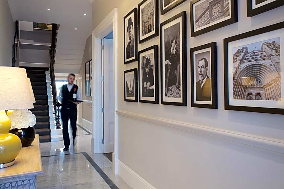 54 Queen's Gate Hotel