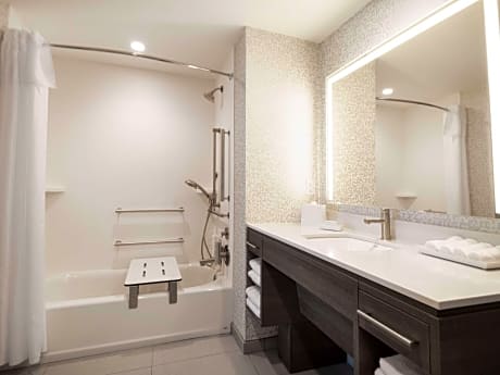 1King Accessible Tub Studio Suite