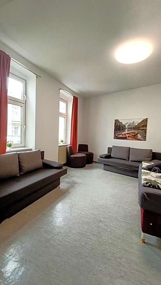 Near Schönbrunn - Economy Rooms in Shared Apartment at Meidling Train Station