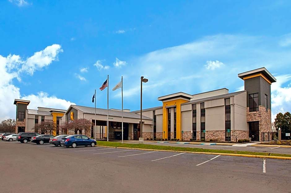 La Quinta Inn & Suites by Wyndham Detroit Metro Airport