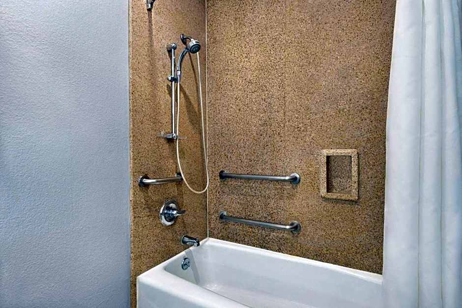 Days Inn & Suites by Wyndham Houston Hobby Airport