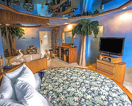 1 King Bed, Suite, Nonsmoking, Upgrade