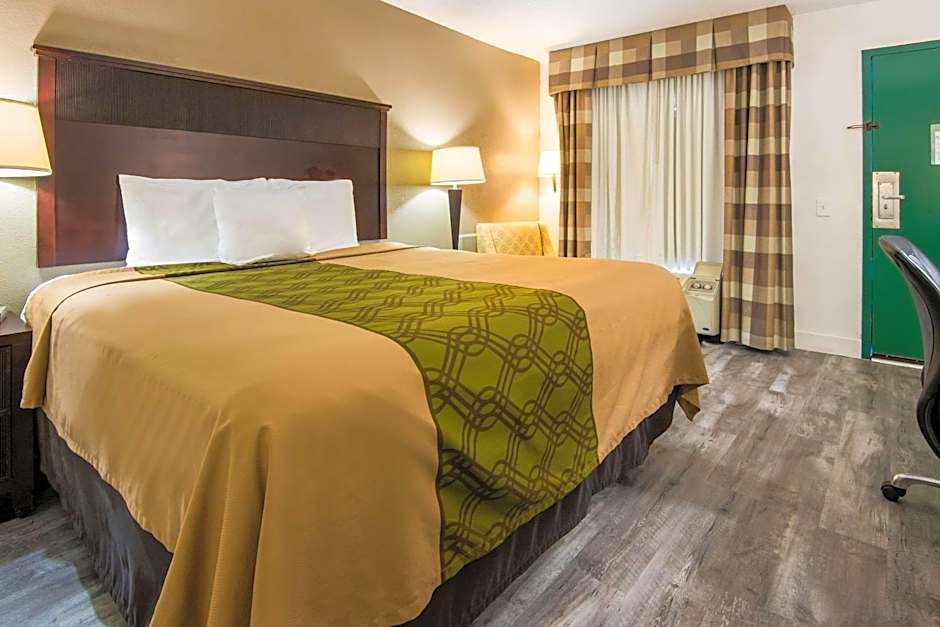 Econo Lodge Inn & Suites Macon North