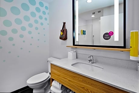 2 Queen Mobility/Hearing Access W/Tub