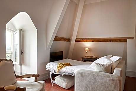 Apartment with Pool View