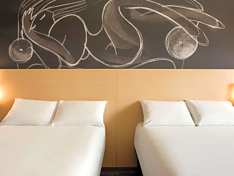 2 Queen Size Bed with satellite TV, bathroom and unlimited WIFI