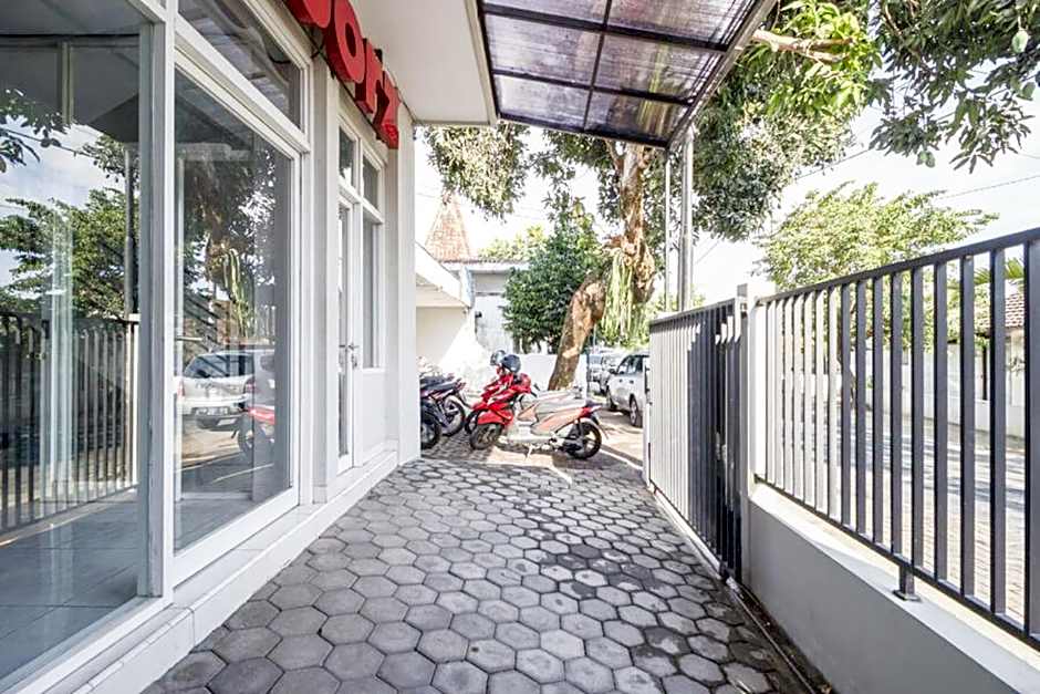 RedDoorz near Condongcatur Bus Station