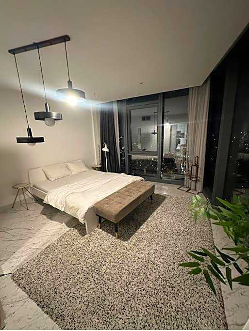 lavish apt with 180 ist view at 40F gym pool 89