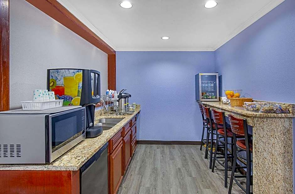 Days Inn by Wyndham Savannah