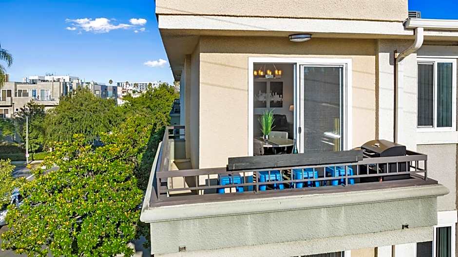 Beverly Hills Penthouse 2 BR Apt with Parking 407