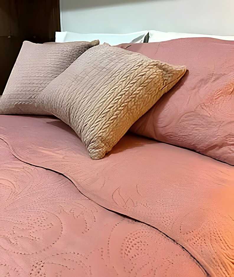 Casa grande - 3 Suítes e Piscina - Próx. ao Centro