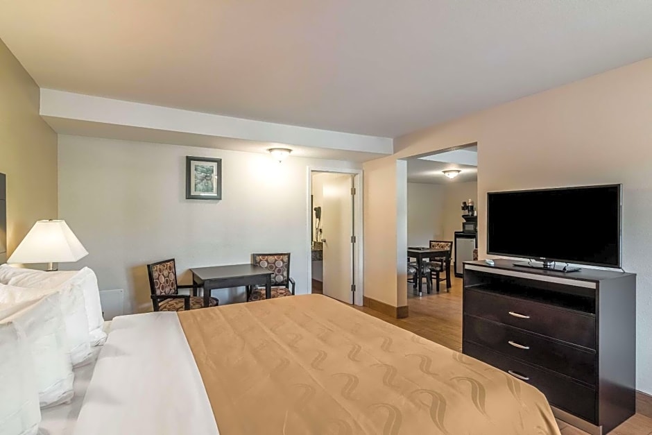 Quality Inn & Suites near Downtown Bakersfield