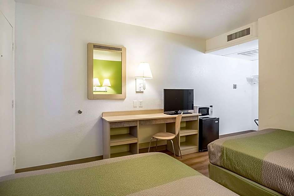 Motel 6-Pueblo, CO - I-25