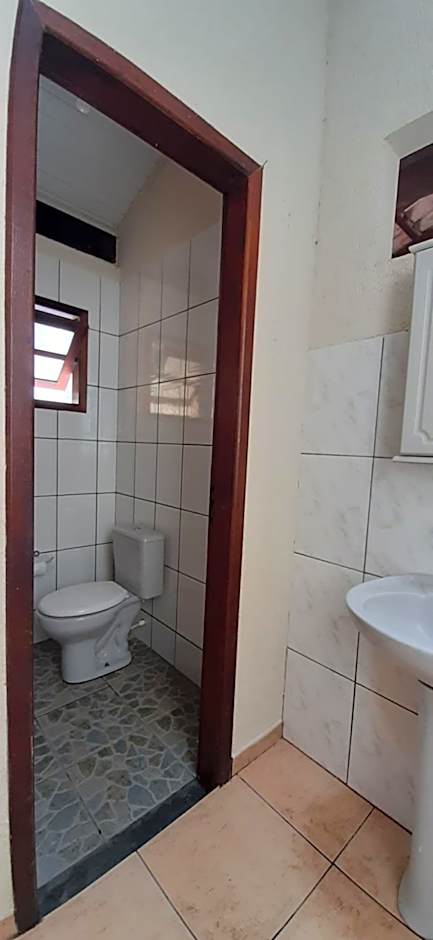 Caso em condomínio com lago, serra, campo e mar