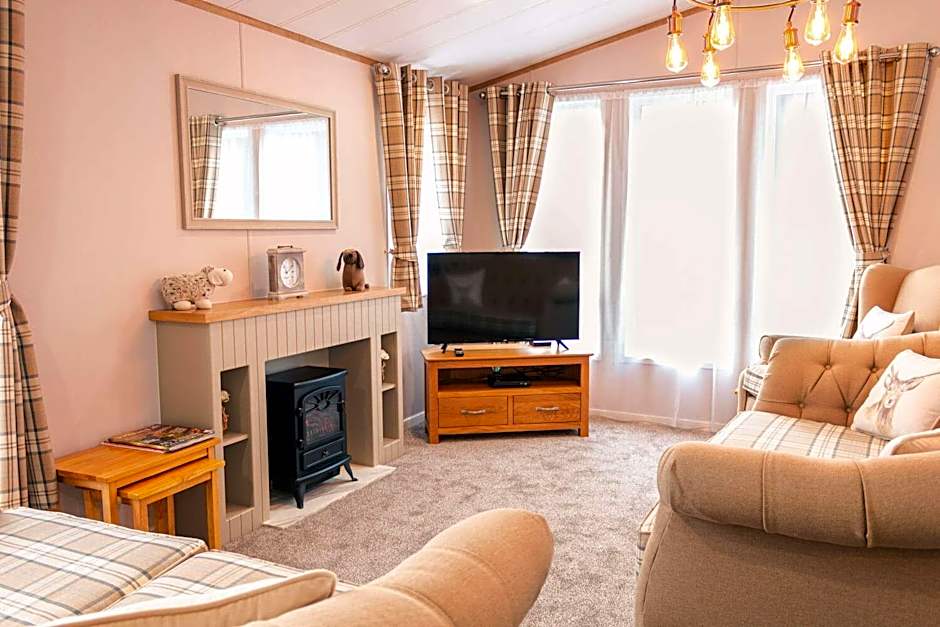 The White Rose Lodge with Hot Tub