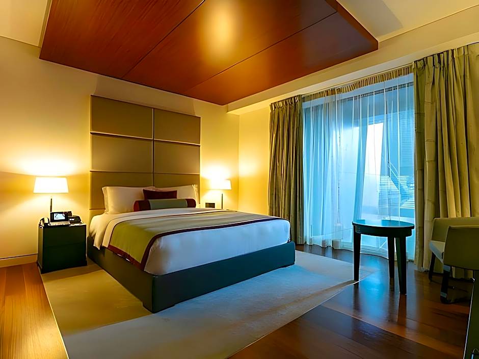 Photo 1 of 9 of Executive Suite
