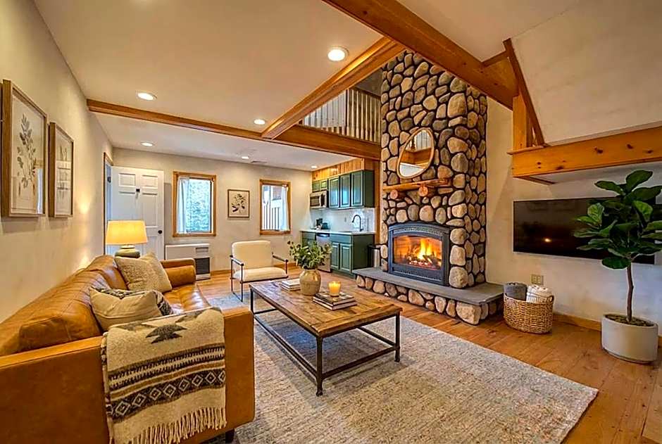 The Haüs Windham - Spacious Suites, Hot Tub, Mountain Views!