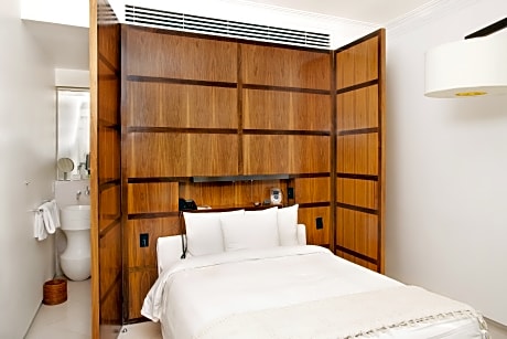 suite queen size bed