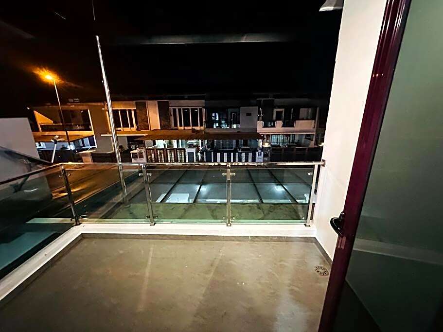 Rini residences 整栋双层排楼适合全家大小居住周边商店商场林立