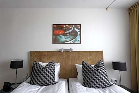 1 Queen Bed, Non-Smoking, Standard Room, Free Wireless High Speed Internet, Full Breakfast