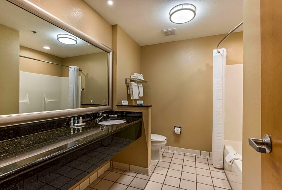 Quality Inn & Suites Hendersonville - Flat Rock