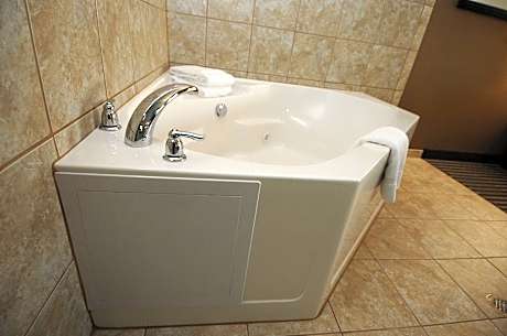 King Deluxe Mobility Accessible Tub Non-Smoking
