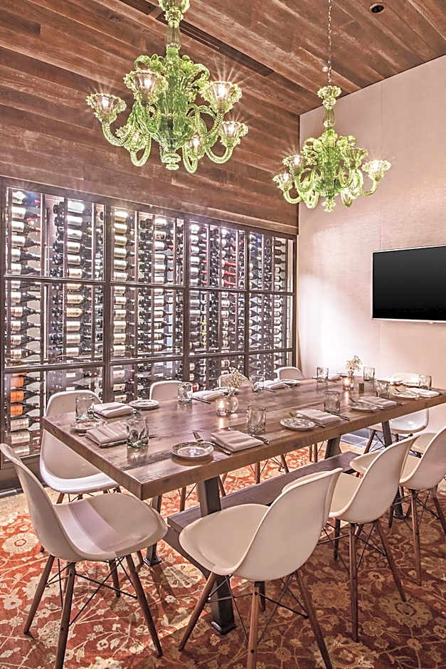 Le Meridien Columbus, The Joseph