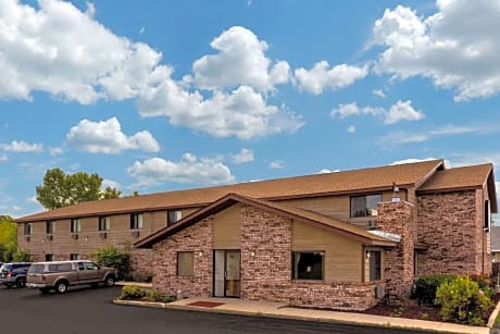 Super 8 by Wyndham Hartford WI