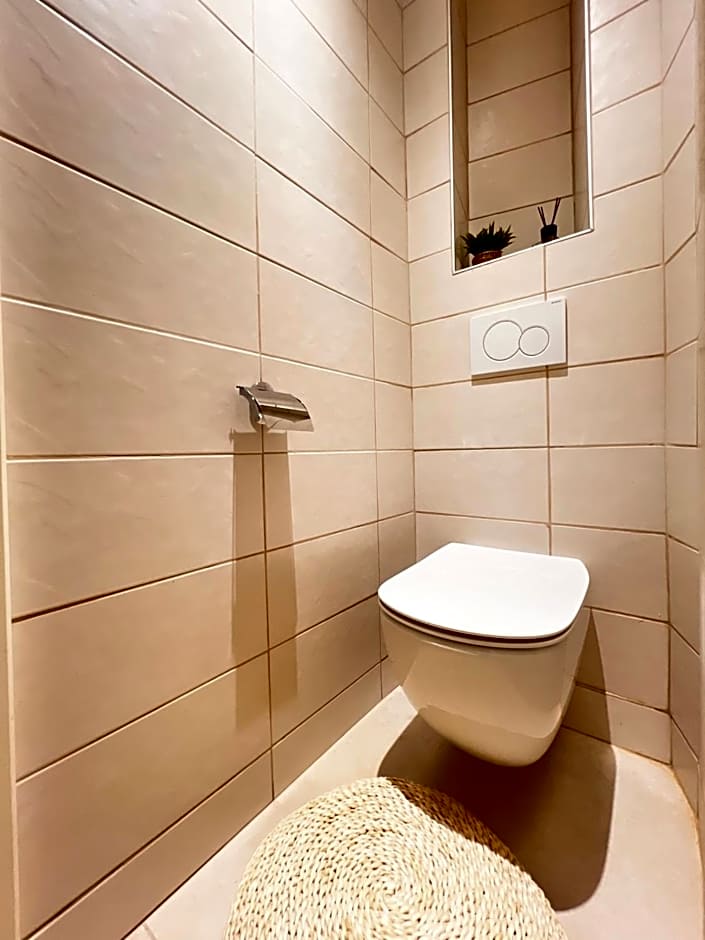 LIBERATION CENTER - PRIVATE Balcony - 24&7 RECEPTION - LUGGAGE STORAGE