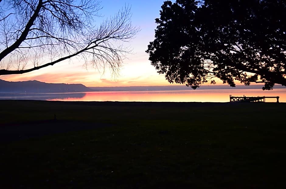 Cedarwood Lakeside Motel & Conference Venue