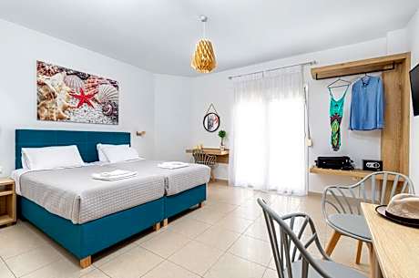 twin pool view with two single beds