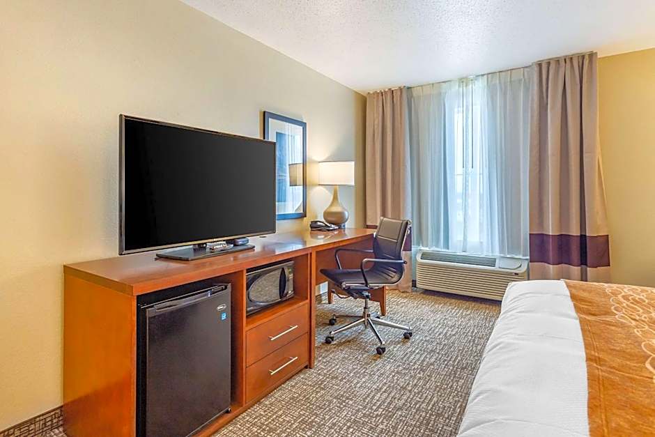 Comfort Inn DeKalb - Adjacent the University