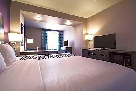 Deluxe King Room - Mobility Access/Non-Smoking
