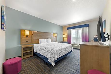 King Room with Bath Tub - Mobility Accessible/Non-Smoking