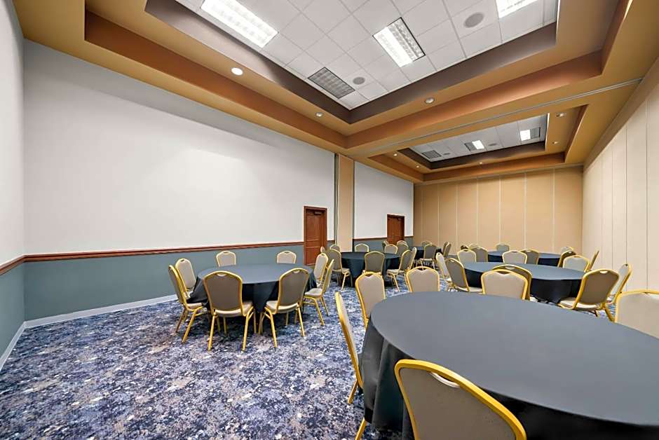 Clarion Inn and Suites Convention Center Kearney