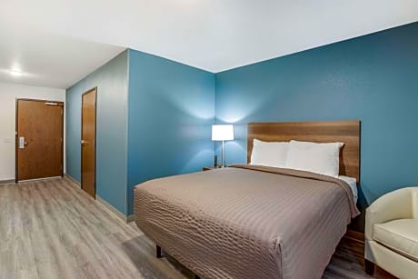 Queen Room with Roll-In Shower - Accessible/Non-Smoking