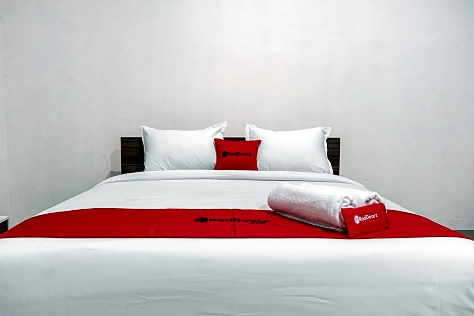 RedDoorz Syariah near Stadion Teladan Medan