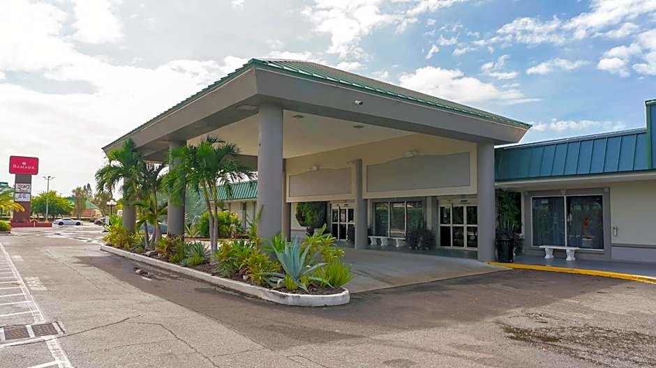 Sarasota Cay Club #612 - Heated Pool, Bunk Beds, Huge TV, Tiki Bar, More!