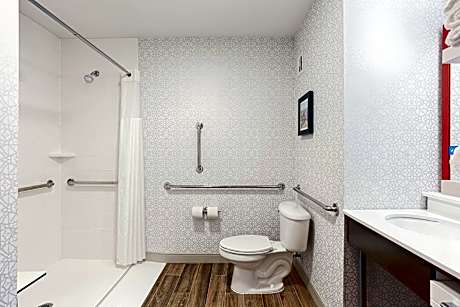 1 KING MOBILITY/HEARING ACC RI SHOWER NOSMOK