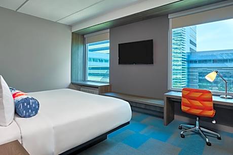 King Room with Courtyard View and Dual Aspect Windows