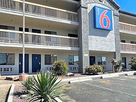 Motel 6 Barstow, CA I15 and Lenwood Road