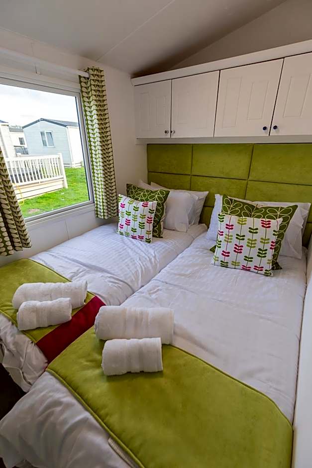 Tattershall VIP Retreat - Hot tub, stunning lakeside views, newly refurbished to an amazing 5 star standard