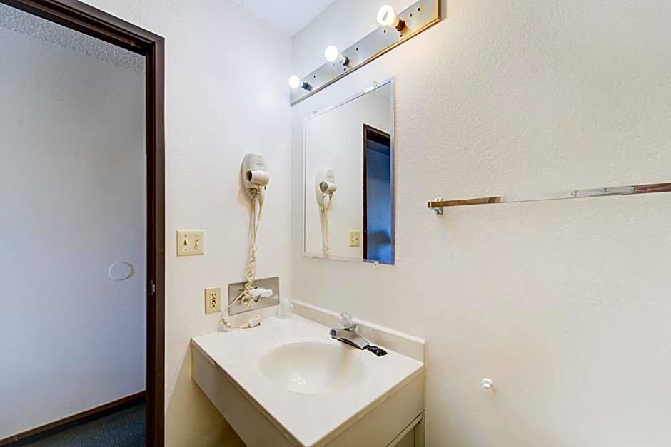 Capital O Amerihost Inn and Suites Kingdom City Hwy 54 MO