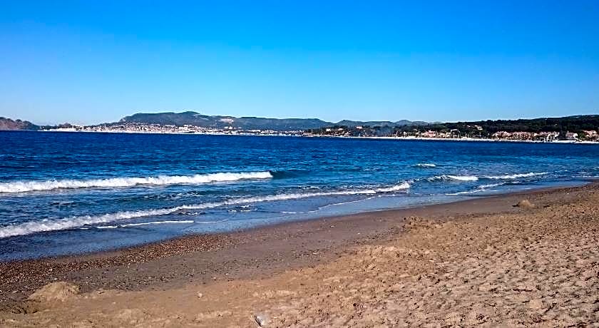 Studio neuf climatisé petite vue mer plage à pieds - Ted Home