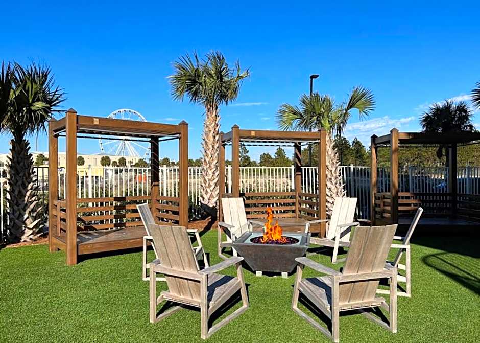 CHARD ON ICE, BRAND NEW, Walk to Pier Park, 3 Bedrooms